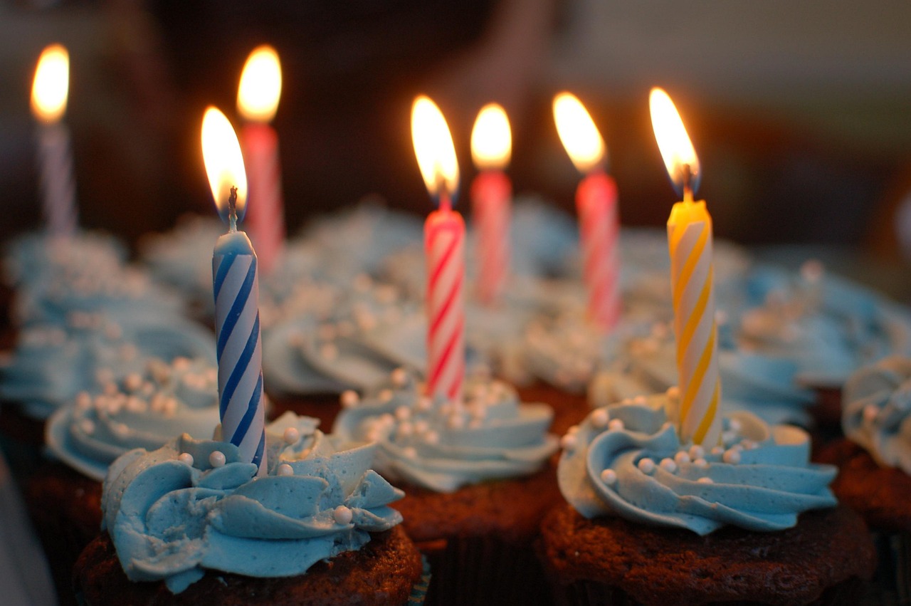 cupcakes, candles, candlelight, birthday candles, bithday celebration, bithday party, birthday cake, cake, party, celebrate, flame, happy birthday, birthday cake, cake, party